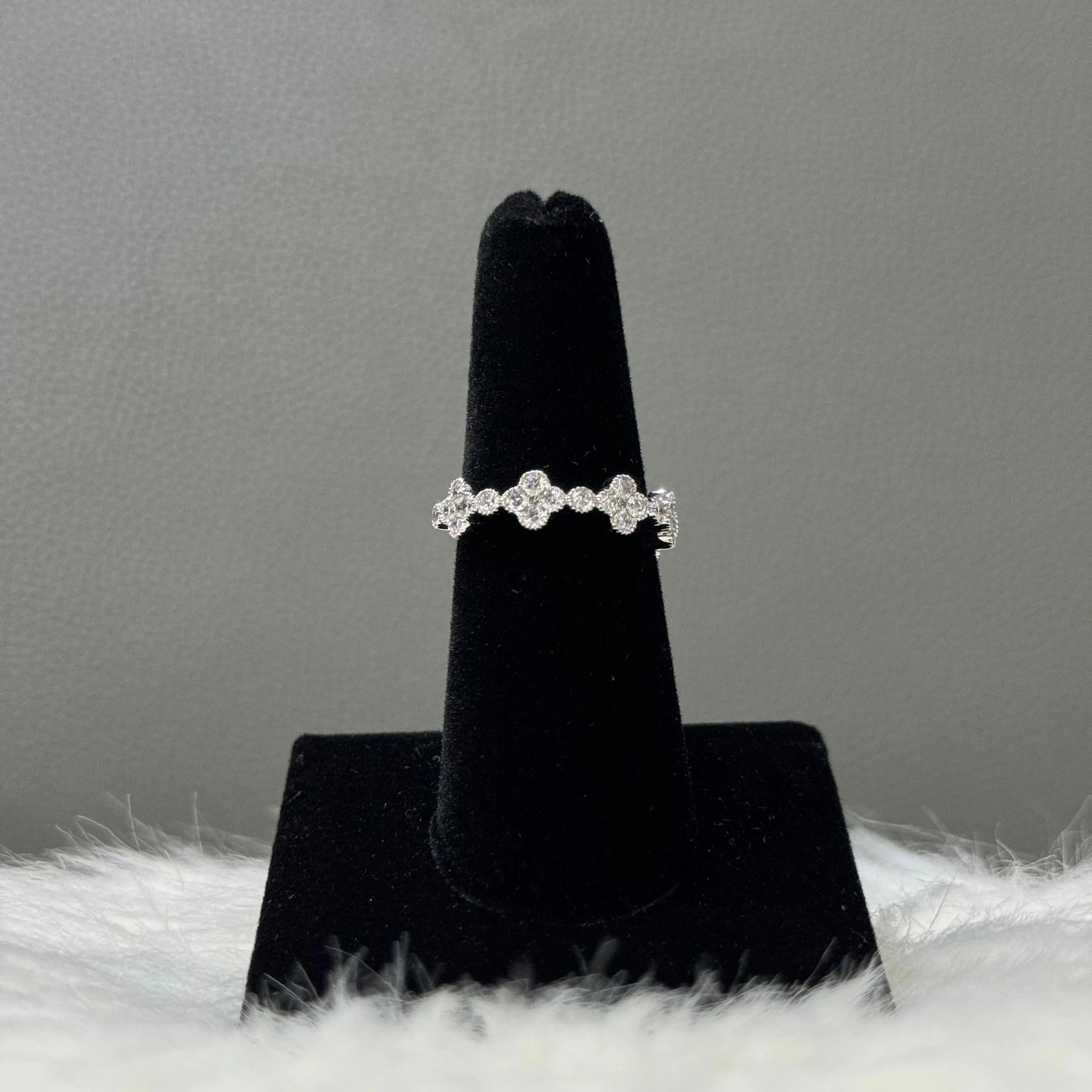 14K White Gold Diamond Flower Ring 0.83Ct Dia / 2.9gr / Size 7